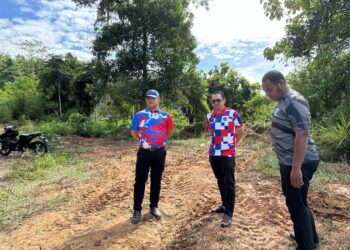 MOHD. AZMAWI Fikri Abdul Ghani (tengah) melawat kawasan kehadiran gajah liar di RKT Kesedar Sungai Asap B di Gua Musang, Kelantan. - UTUSAN/AIMUNI TUAN LAH.