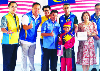 AHMAD Sabri Abdul Ghani (tiga dari kiri) menyerahkan sumbangan cermin mata kepada seorang murid dalam majlis yang diadakan di Lubuk Merbau, Padang Rengas baru-baru ini. – UTUSAN/FADZIL ZAINOL