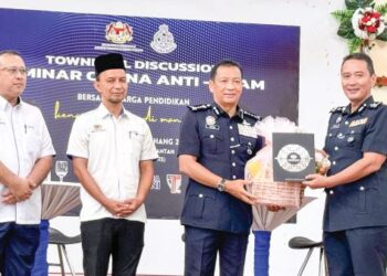 YAHAYA Othman (dua dari kanan) menyampaikan cenderahati kepada panel Program Townhall Discussion Seminar Cakna Anti-Scam, Kenapa Terus Jadi Mangsa, Peringkat Negeri Pahang di Sekolah Menengah Kebangsaan Tengku Afzan, Kuantan.