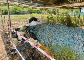 BAHAN buangan termasuk sarung tangan lateks terpakai dijumpai dibuang di tapak pembinaan kilang di Kulim.