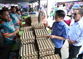 Arthur Joseph Kurup (dua, kanan) melawat gerai Karnival di Jualan Agro Madani Mega Negeri Terengganu 2024 di Gong Badak, Kuala Nerus, semalam. – UTUSAN/PUQTRA HAIRRY ROSLI