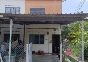 RUMAH diduduki tiga sekeluarga yang mana mayat bapa dan anak orang kurang upaya (OKU) di temukan di Sungai Abong, Muar, Johor.