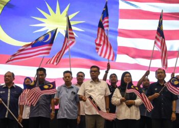 SAIFUDDIN Nasution Ismail (tengah) mengibarkan Jalur Gemilang pada Majlis Pelancaran Bulan Kebangsaan dan Kibar Jalur Gemilang Peringkat Negeri Kedah di Politeknik Sultan Abdul Halim Muadzam Shah di Jitra, Kubang Pasu.