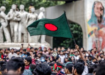 RUSUHAN Bangladesh menyebabkan lebih 100 nyawa terkorban.-AFP
