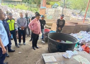 AMINUDDIN Harun (tiga dari kanan) turut menyertai operasi ke atas sebuah premis meleraikan barangan lusuh yang dipercayai menjalankan kegiatan pembakaran terbuka di Jalan Rantau-Sungai Gadut, Seremban hari ini.