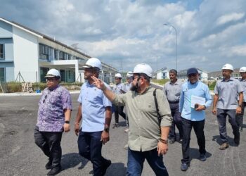 J. ARUL Kumar (dua dari kiri) ketika mengadakan lawatan ke projek Residensi Bandar Ekar (Rantau), Seremban baru-baru ini.