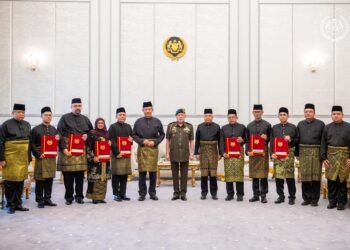 SULTAN Ibrahim Sultan Iskandar berkenan mengurniakan watikah pelantikan kepada tujuh perwakilan Malaysia ke luar negara, hari ini.