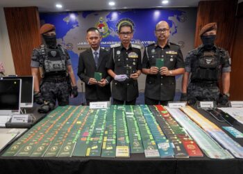 JAFRI Embok menunjukkan pasport yang dirampas pada sidang akhbar di Putrajaya. – UTUSAN/ FAISOL MUSTAFA