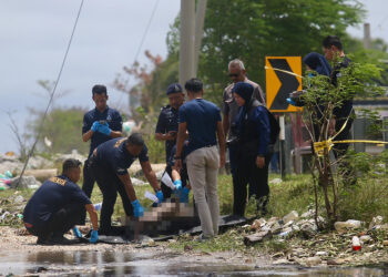 MAYAT kanak-kanak lelaki yang ditemukan terdampar di Pantai Leman, Kuala Kedah yang disyaki menjadi mangsa bunuh bapanya di Alor Setar. -UTUSAN/SHAHIR NOORDIN