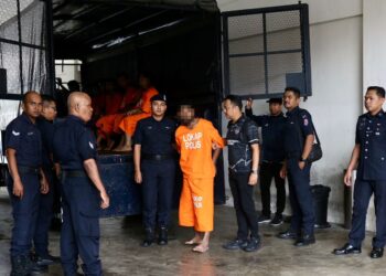 SUSPEK warga asing yang dipercayai terlibat kes bunuh isteri dan anak perempuannya direman tujuh hari di Mahkamah Alor Setar. -UTUSAN/ SHAHIR NOORDIN