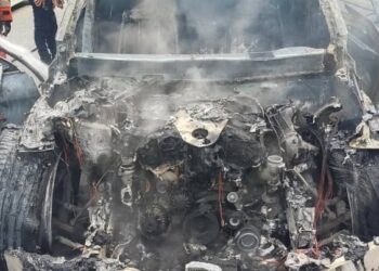 KEADAAN kereta mewah jenis Mercedes Benz GLC 43 yang terbakar di Lebuhraya PLUS berhampiran Taman Sinar Harapan di Kubang Pasu. -IHSAN BOMBA