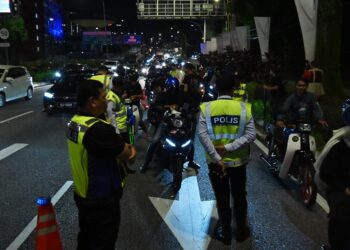 Antara penunggang motosikal yang ditahan ketika Operasi Bersepadu Jabatan Siasatan dan Penguatkuasaan Trafik (JSPT) yang diadakan di sekitar Jalan Tun Razak di sini baru-baru ini. UTUSAN/SYAKIR RADIN