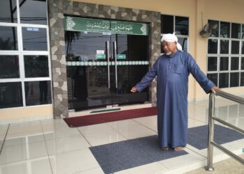 MOHD. Fauzi Bakar menunjukkan lokasi dia didatangi suspek bersama anaknya sebelum lelaki warga asing itu ditahan di Masjid Al-Hidayah, Bukit Pinang di Alor Setar.