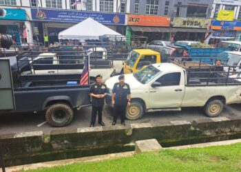 AEDY Fadly Ramli (kiri) menunjukkan kenderaan yang disita dalam Operasi Pemandu Warga Asing di Cameron Highlands hari ini. - UTUSAN/SAYED HESHAM IDRIS