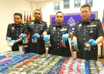 RAUB Selamat (dua kanan) menunjukkan sebahagian dadah yang dirampas daripada seorang lelaki yang ditahan di Johor Bahru.
