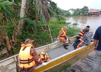 Pasukan bomba bersiap sedia untuk gerakan mencari dan menyelamat pelajar yang hilang.