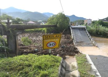 LONGGOKAN kayu hanyut di Jambatan Slim River-Behrang Ulu yang runtuh dalam kejadian kepala air dan empangan pecah di Slim Village, Slim River.  - UTUSAN/ZULFACHRI ZULKIFLI