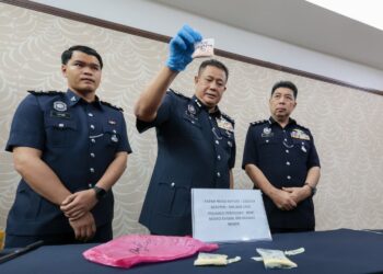 AZIZI Mat Aris menunjukkan dadah yang dirampas daripada seorang banduan warga Iran di Penjara Tapah semalam pada sidang akhbar di IPK Perak di Ipoh hari ini. - UTUSAN/MUHAMAD NAZREEN SYAH MUSTHAFA