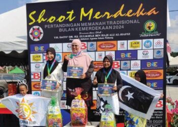 Pemenang Panahan Merdeka kategori wanita, Nurul Farida Zainal, Rusnani Ismail dan Siti Suhana Idris, dalam pertandingan di Masjid Sungai Gau Temerloh, Pahang, baru-baru ini. -UTUSAN/ SALEHUDIN MAT RASAD
