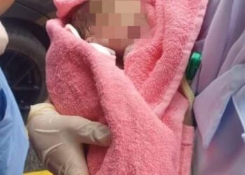 BAYI perempuan baru dilahirkan yang dijumpai dalam besen berhampiran tong sampah di Pekan Titi Serong, Parit Buntar semalam. - UTUSAN