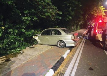SEBUAH daripada kenderaan terbabas setelah berlanggar dengan sebuah kenderaan lain sebelum merempuh penjalan kaki di Taman Rimba Alor Setar, malam kelmarin.