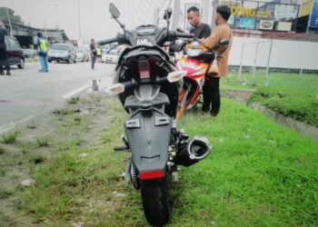 MOTOSIKAL ditunggang mangsa kemalangan maut di Jalan Lahat, Ipoh semalam. - UTUSAN/IHSAN PDRM