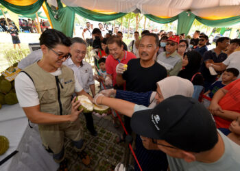 SEBAHAGIAN daripada kira-kira 2,000 pengunjung yang menghadiri acara Fiesta Durian Matrix Concepts 2024 yang diadakan di Bayu Sutera Galleria di Bandar Sri Sendayan, Seremban hari ini.