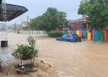 BANJIR kilat yang melanda Taman Masjid Tanah Ria, Alor Gajah, Melaka.