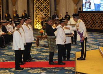 ROSLAN Ismail menerima DCSM Sempena Hari Ulang Tahun Ke-75 Yang Dipertua Negeri di Balai Istiadat, Seri Negeri, Ayer Keroh, Melaka.