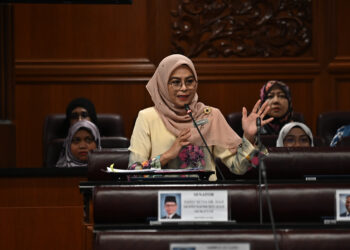 NORAINI Ahmad pada sesi soal jawab di Dewan Negara hari ini. -JABATAN PENERANGAN MALAYSIA