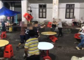 VIDEO pergaduhan di sebuah kedai makan di Ipoh yang tular dalam media sosial. - UTUSAN