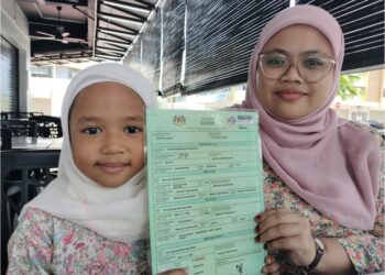NURFARAHIN MOHD AZMAN bersama anak angkatnya Siti Nur Madinah Abdullah.