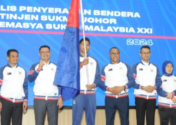 Atlet olahraga kebangsaan, Omar Osman yang mewakili Johor menerima bendera negeri sambil diperhatikan Mohd. Hairi Mad Shah (dua dari kiri) dan Pandak Ahmad (tiga dari kanan) pada Majlis Penyerahan Bendera Johor ke Sukan Malaysia (Sukma) di Dewan Majlis Bandaraya Iskandar Puteri (MBIP), Iskandar Puteri.