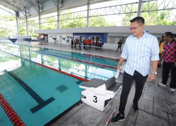 MOHD. HAIRI Mad Shah meninjau keadaan kolam renang tercemar dengan bakteria E-Coli di Pusat Akuatik MBJB Arena Larkin Johor Bahru.