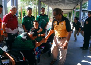 SUBRAMANIAM Raman Nair bersalaman dengan atlet selepas merasmikan Kejohanan Bola Tampar Duduk di Pusat Rehabilitasi Perkeso, Ayer Keroh, Melaka. - UTUSAN/AMRAN MULUP