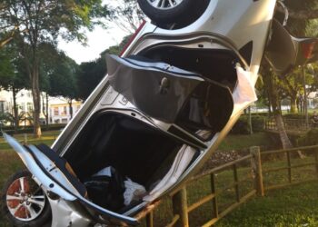KEADAAN kereta Toyota Vios yang terbalik selepas melanggar penghadang jalan menyebabkan pemandunya maut, rakan parah di Bukit Indah, Iskandar Puteri.
