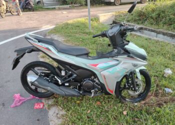 KEADAAN motosikal yang terlibat dalam kemalangan  sehingga menyebabkan seorang pejalan kaki warga emas maut di hadapan Pasar Awam Pontian.