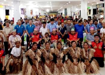 ZAHARI Sarip (tengah) bergambar bersama-sama orang ramai pada Majlis Perasmian  Karnival Mini Kebudayaan Orang Asli Johor di Segamat Sentral, Segamat.