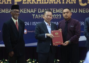 CAN Foong Hin (dua kiri) menyampaikan Anugerah Perkhidmatan Cemerlang (APC) 2023 di Dewan Jubli Perak LKTN, Kubang Kerian, Kelantan hari ini-UTUSAN/KAMARUL BISMI KAMARUZAMAN.