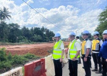 AHMAD Maslan (kiri) meninjau kawasan projek pembinaan jalan Jambatan Bertam di Kampung Bertam Lama, Gua Musang, Kelantan hari ini. UTUSAN/AIMUNI TUAN LAH.