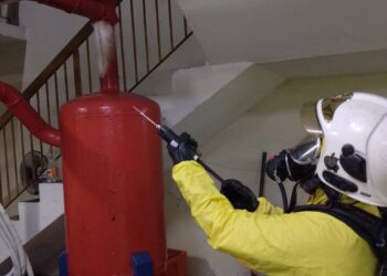 ANGGOTA Unit Hazmat Jabatan Bomba dan Penyelamat Malaysia (JBPM) melakukan pemeriksaan kebocoran gas ammonia di sebuah kilang ais di Masjid Tanah, Melaka.