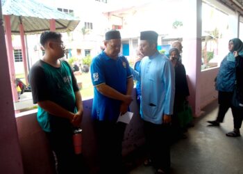 MOHD. YADZIL Yaakub menenangkan bapa Allahyarham Muhammad Nur Haikal, Abdul Ghafar Abdullah di Hospital Melaka. - UTUSAN/AMRAN MULUP