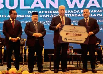 TENGKU Tan Sri Mohamad Rizam Tengku Abdul Aziz (dua dari kanan) diiringi Hasnan Ramli (dua dari kiri) ketika menerima sumbangan wakaf tunai pada Majlis Pelancaran Bulan Wakaf dan Apresiasi Pewakaf MAIK Tahun 2024 di sebuah hotel di Kota Bharu, Kelantan hari ini. UTUSAN/MUSTAQIM MOHAMED