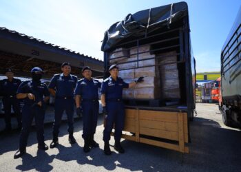 WAN Jamal Abdul Salam Wan Long (empat) kiri menunjukkan rokok seludup yang dirampas dalam serbuan di Tumpat dan Bachok, Kelantan minggu lalu.-UTUSAN/KAMARUL BISMI KAMARUZAMAN.