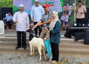 Caption:

MOHD. Nassuruddin Daud (kiri) menyampaikan hadiah utama cabutan bertuah berupa sekor kambing kepada salah seorang pengunjung Ekspo Tani Negeri Kelantan Tahun 2024 di Dataran Bandar Baharu Pasir Mas, Pasir Mas, Kelantan hari ini. UTUSAN/MUSTAQIM MOHAMED