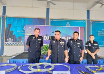 BAHRIN Mohd. Noh (dua dari kiri) menunjukkan kabel yang dirampas daripada empat lelaki Geng Amin Remis di IPD Kluang.