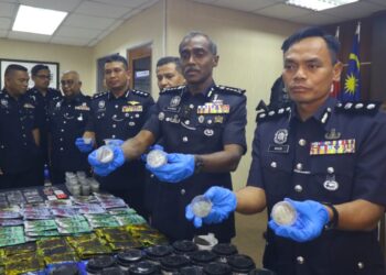 M. KUMAR (dua dari kanan) menunjukkan dadah yang dirampas daripada dua lelaki pada sidang akhbar di IPK Johor, Johor Bahru.