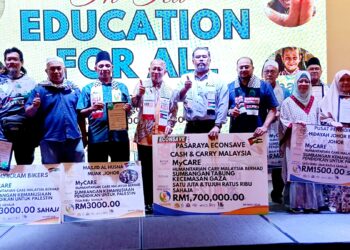 KAMAL NASHARUDDIN Mustapha (tengah) bergambar dengan para penyumbang kepada tabung MyCare pada program Hi-Tea Education For All di Hotel Impiana, Senai, Kulai.