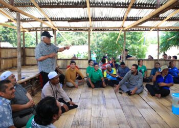 HAMZAH Zainuddin semasa berucap semasa pertemuan dengan masyarakat Orang Asli di Kampung Langsat, Kuala Betis, Gua Musang, Kelantan hari ini-UTUSAN/KAMARUL BISMI KAMARUZAMAN.