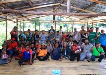 MOHAMED Fadzli Hassan (enam dari kiri, duduk belakang) semasa bertemu dengan masyarakat Orang Asli di Kampung Langsat, Kuala Betis, Gua Musang, Kelantan.-UTUSAN/KAMARUL BISMI KAMARUZAMAN
